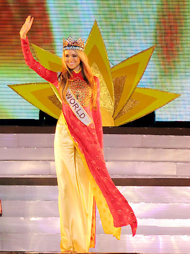 Hoa hậu Thế giới 2008 Ksenia Sukhinova duyên dáng trong tà áo dài.
